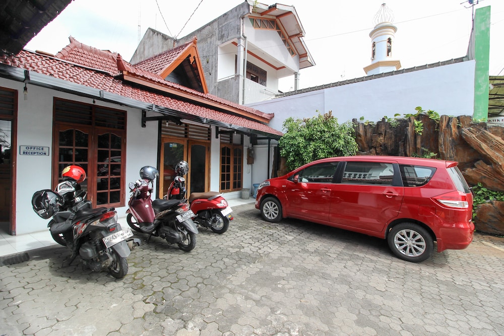 Reddoorz Plus Near Alun Alun Selatan 2/42