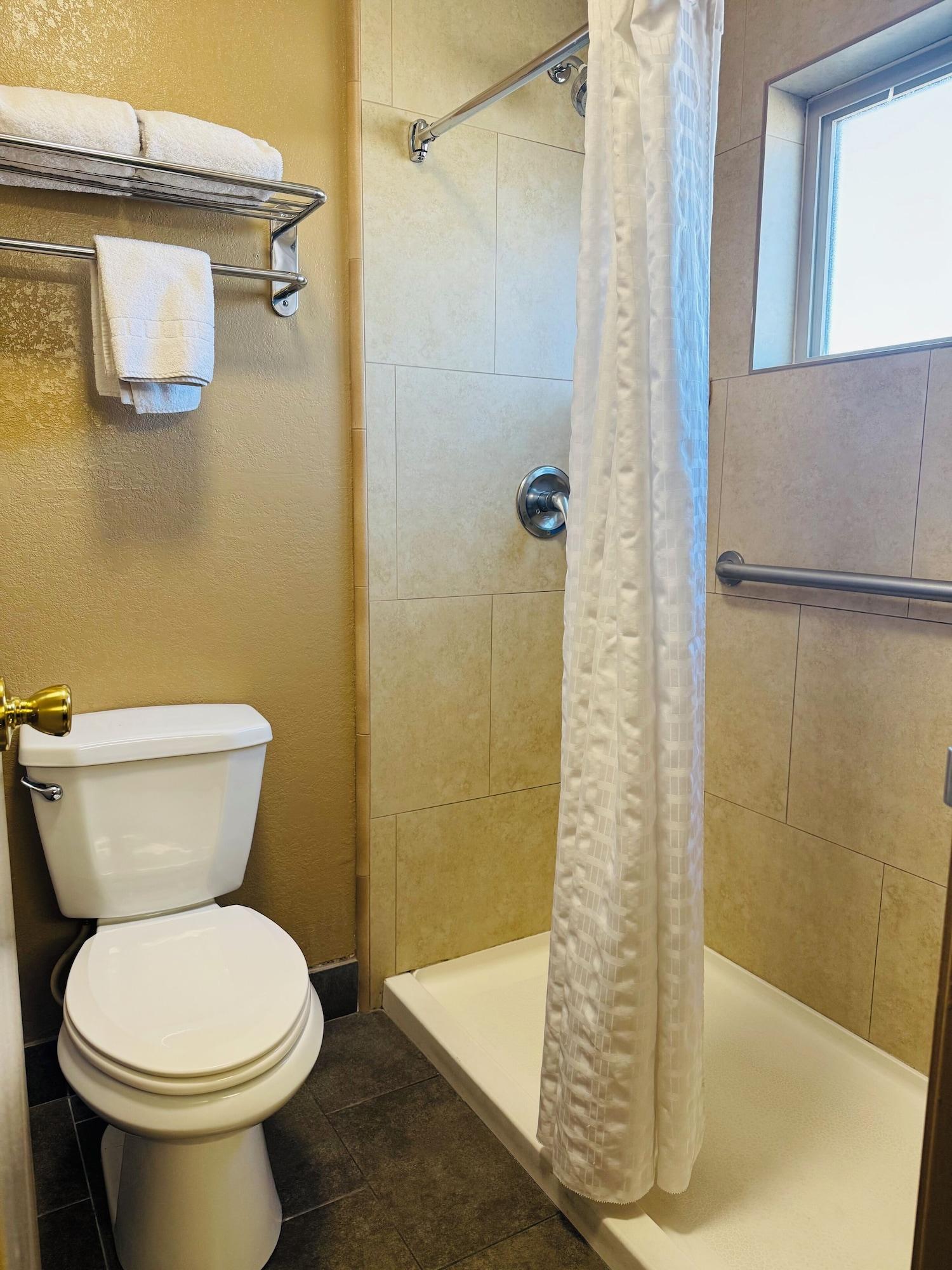 غرفة أساسية مفردة، Royal Sun Inn & Suites 2/2