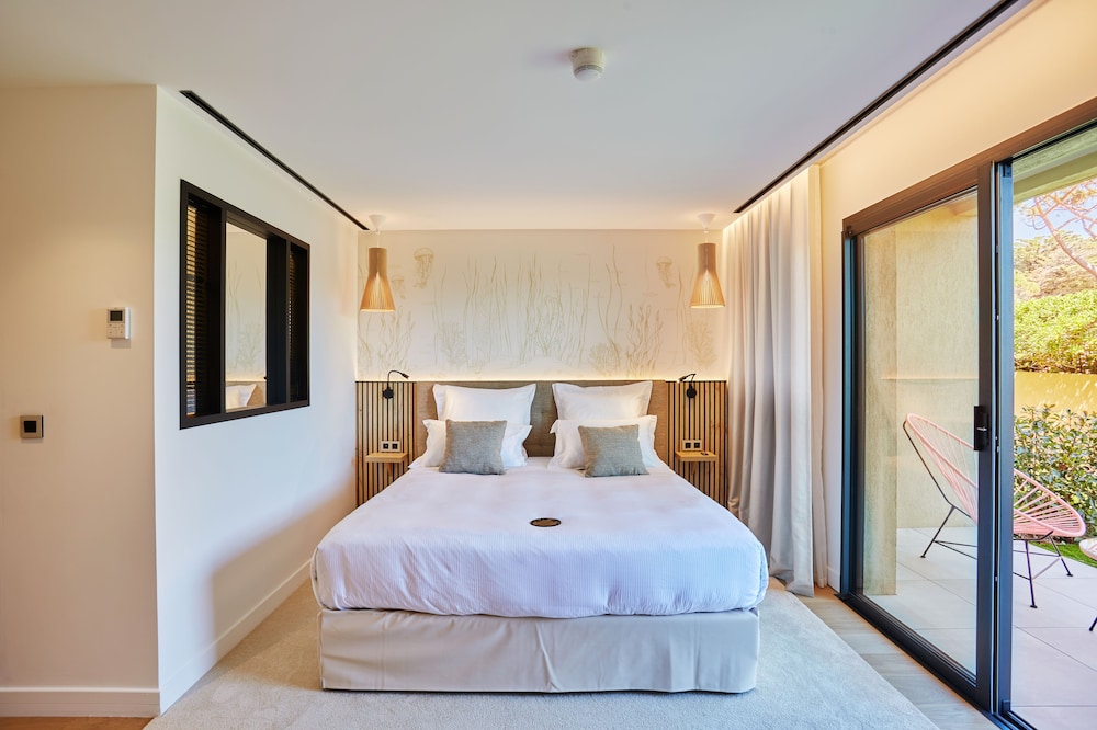 Superior, Queen Bed, Garden Area