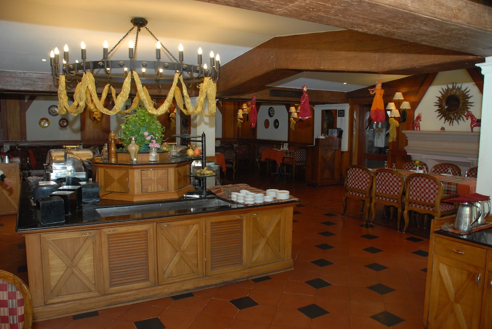 Cama Hotel 11/50