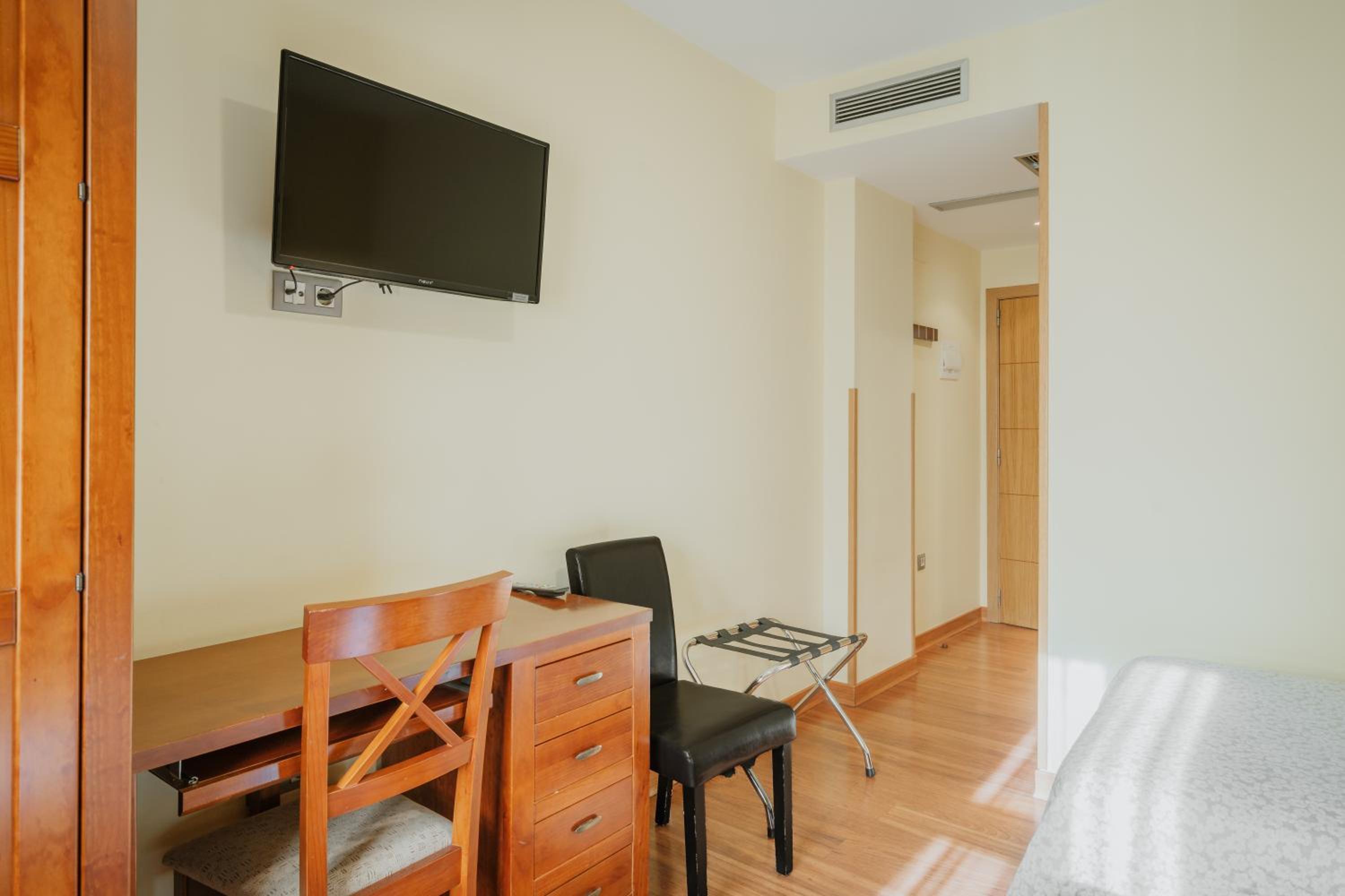 Hotel Reina Isabel 41/57