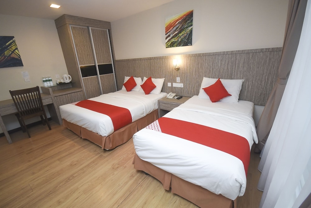 Super OYO 985 Hotel Nur 10/22