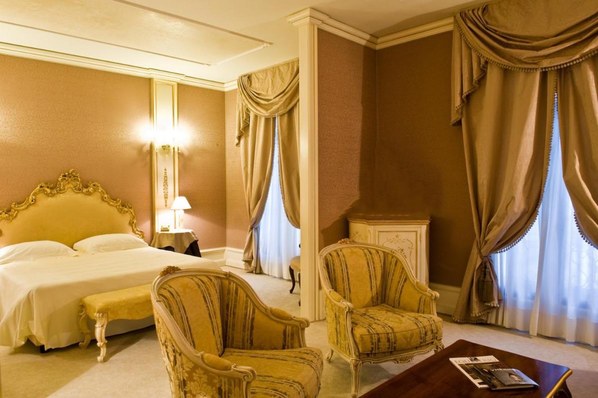 Deluxe, Suite, Queen Bed, Grand Canal View, Side