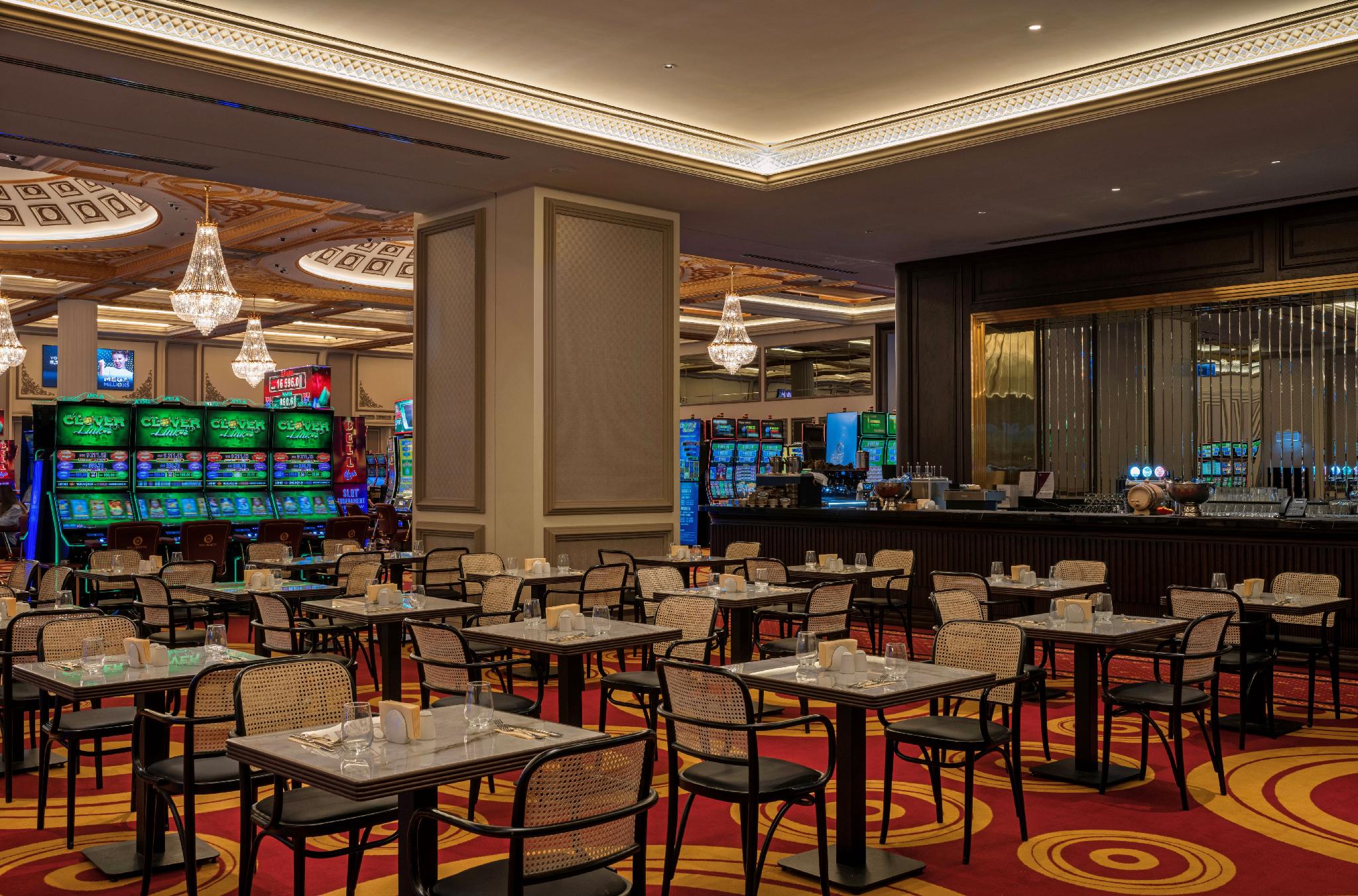 GoldenEye Hotel & Casino 15/30