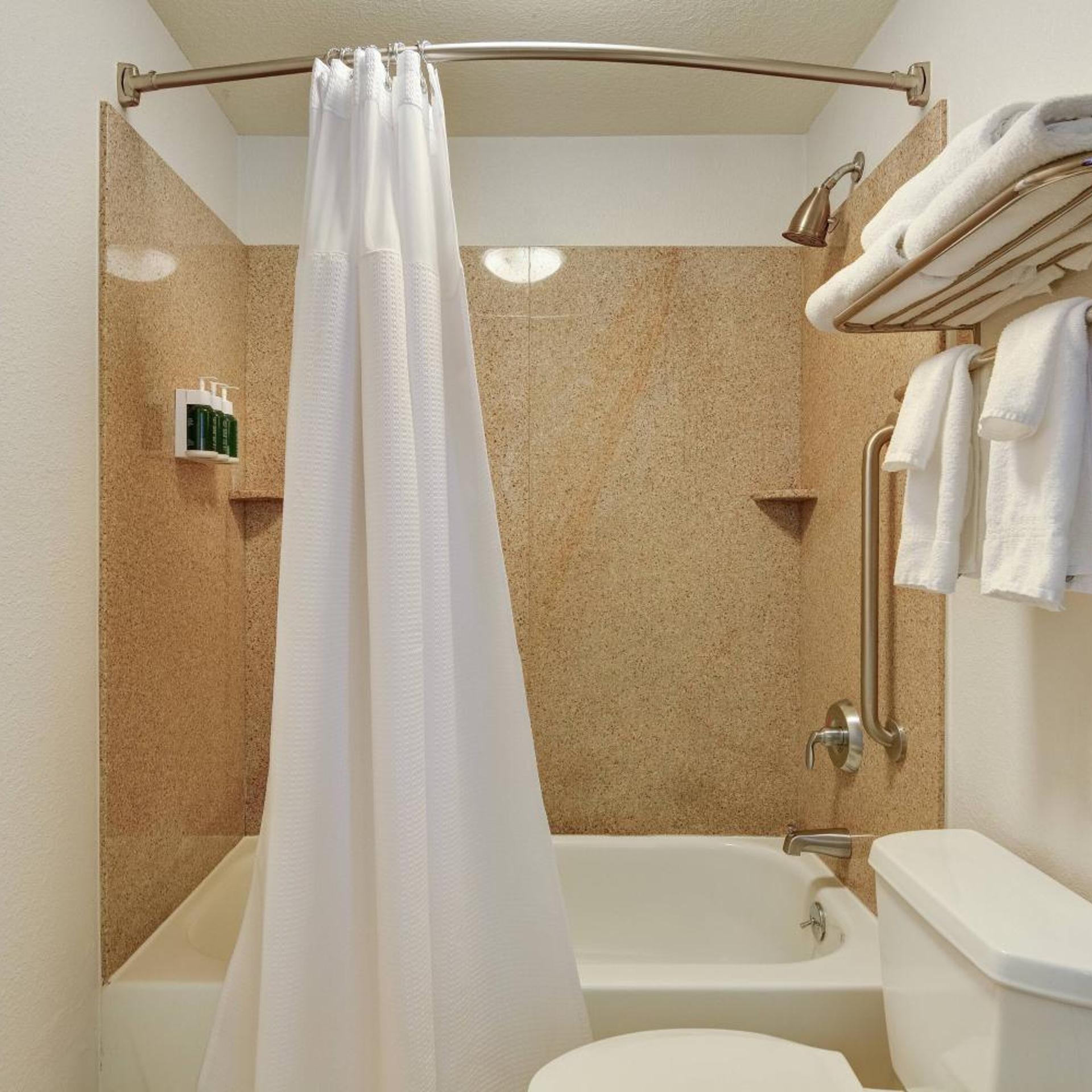 جناح بسرير كينج مع سرير سحّاب إضافي مع أريكة لذوي الإعاقة، Springhill Suites Shreveport-Bossier City/Louisiana Downs 4/6