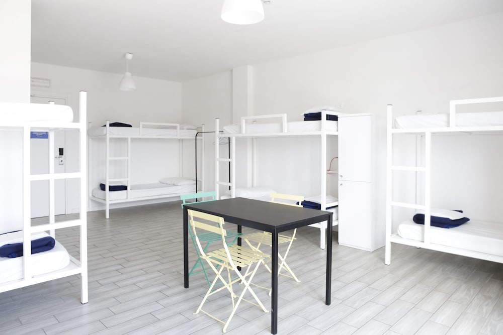 Meet Gardalake Hostel 32/50