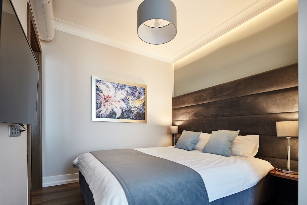 2 BEDROOMS, GRAND, LUXURY, APARTMENT, 2 QUEEN BEDS, SOFA, TERRACE