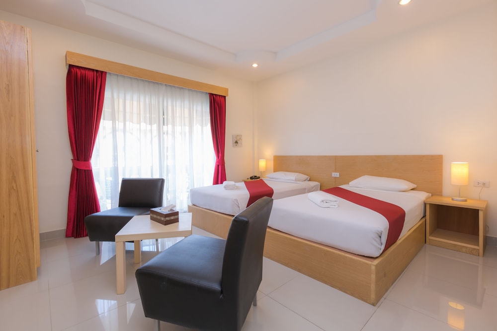 DELUXE, TWIN BEDS, POOL VIEW