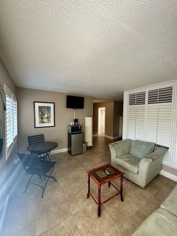 Tahitian Inn Spa 47/64