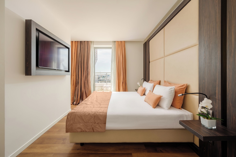 EXECUTIVE, DOUBLE OR TWIN BED