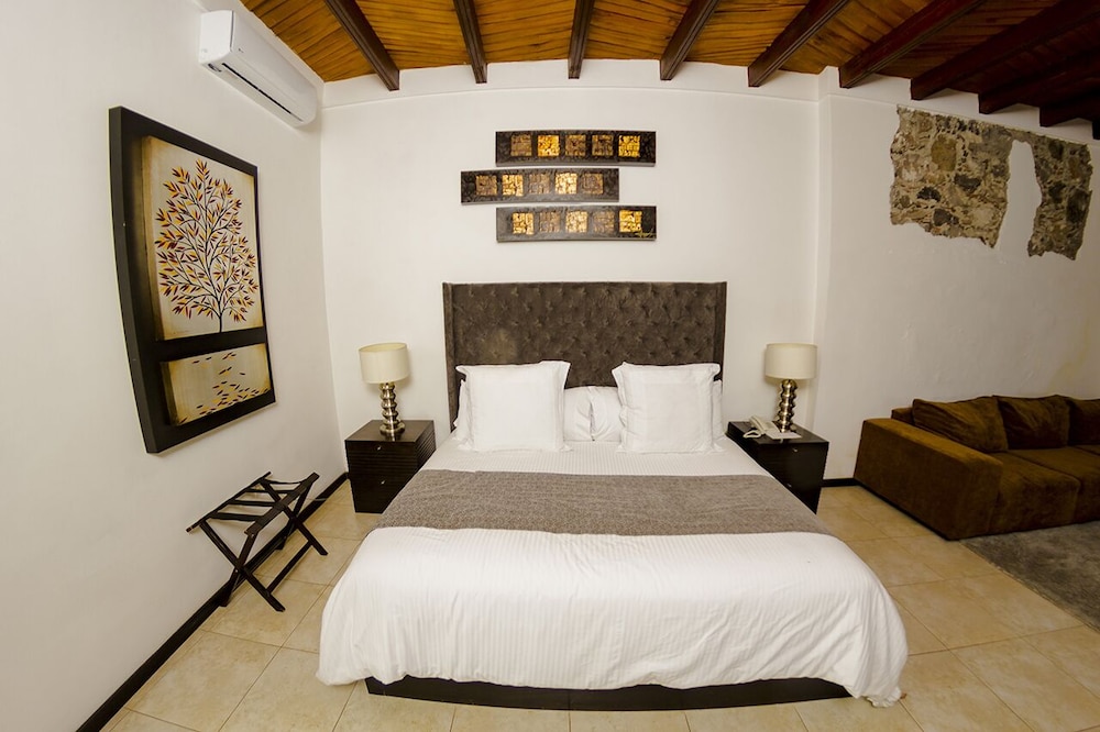 JUNIOR SUITE, KING BED