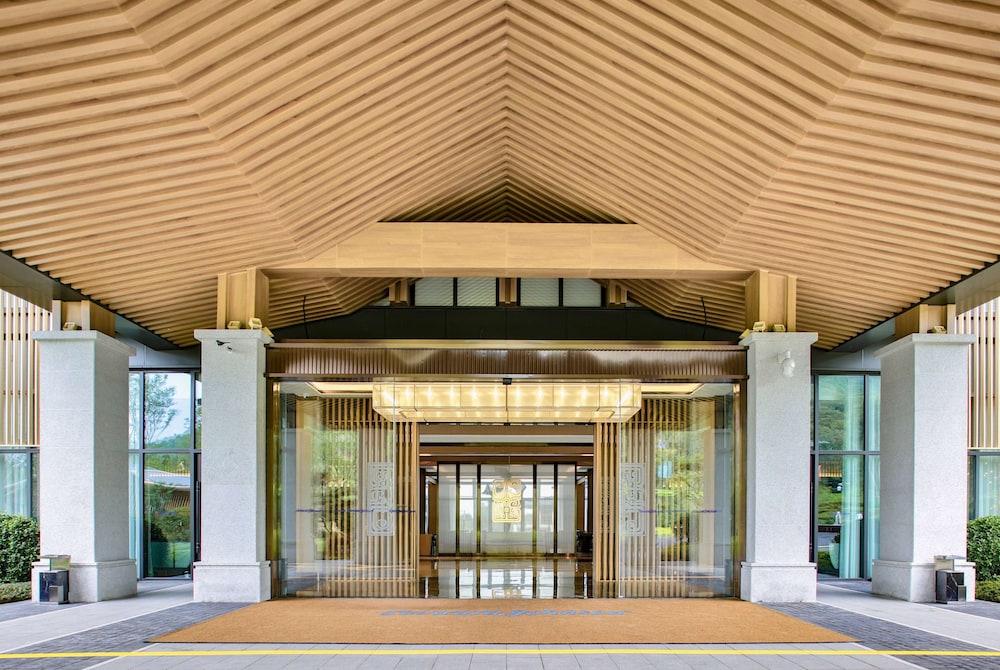 Howard Johnson Hot Springs Plaza YingHuaShan 6/60