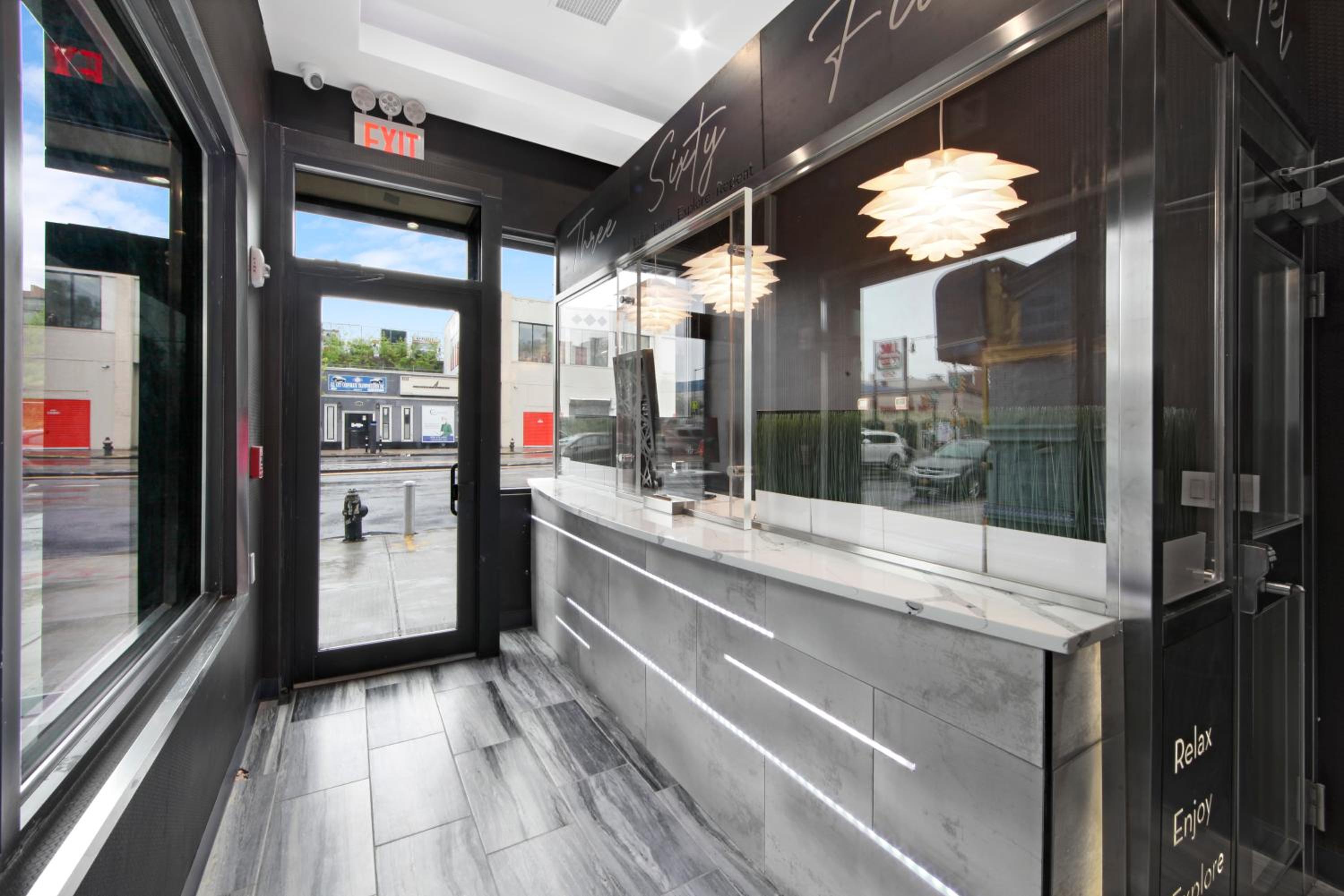 Hotel 365 Bronx 13/50