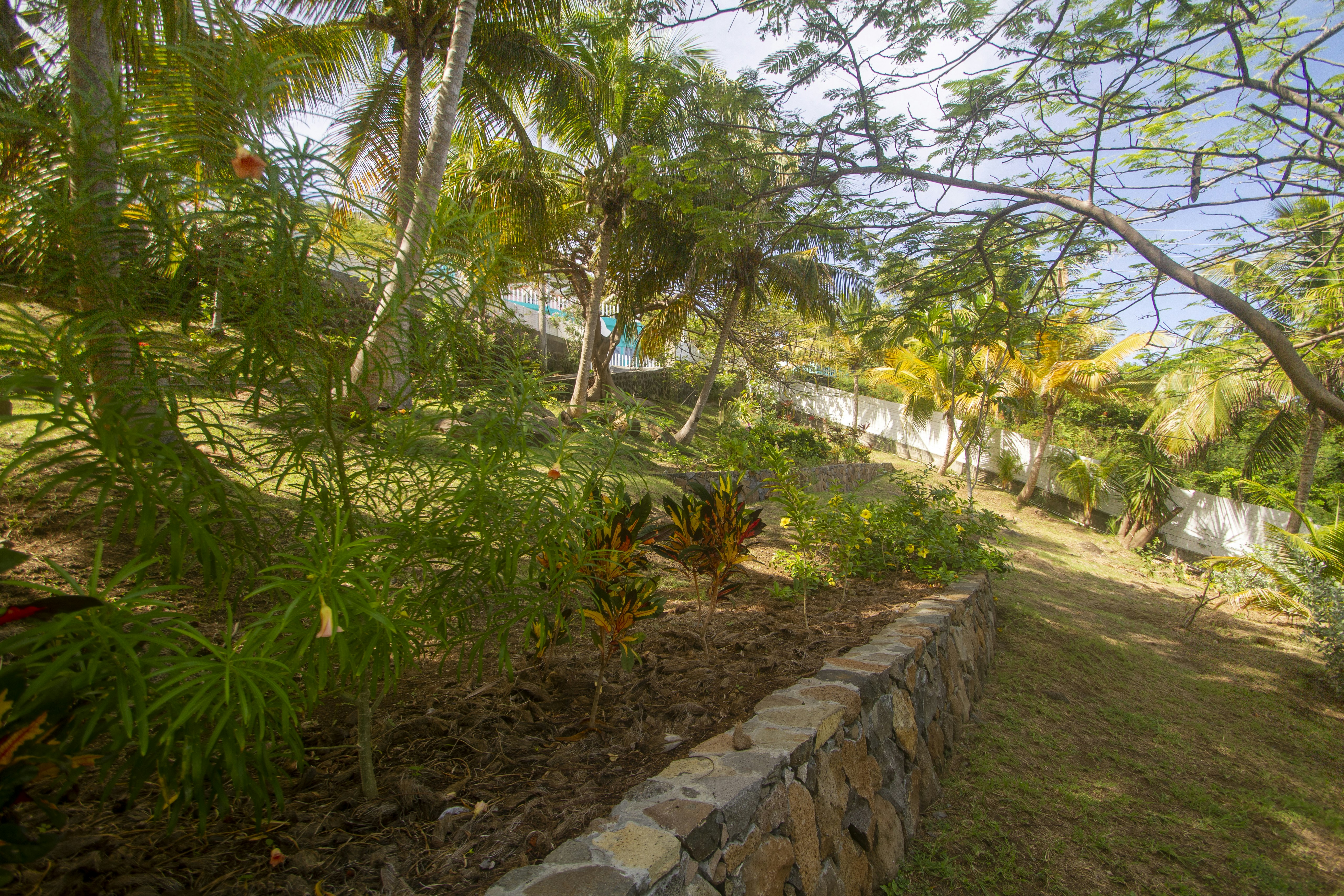 Bequia Beachfront Villa Hotel 75/83