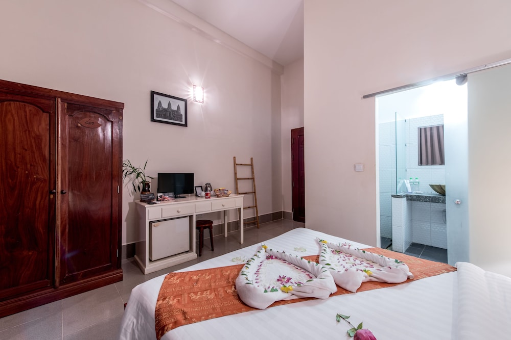 DELUXE, DOUBLE OR TWIN BED