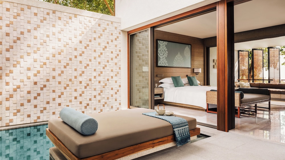 2 Bedrooms, Grand, Ocean, Suite, King and Twin Beds