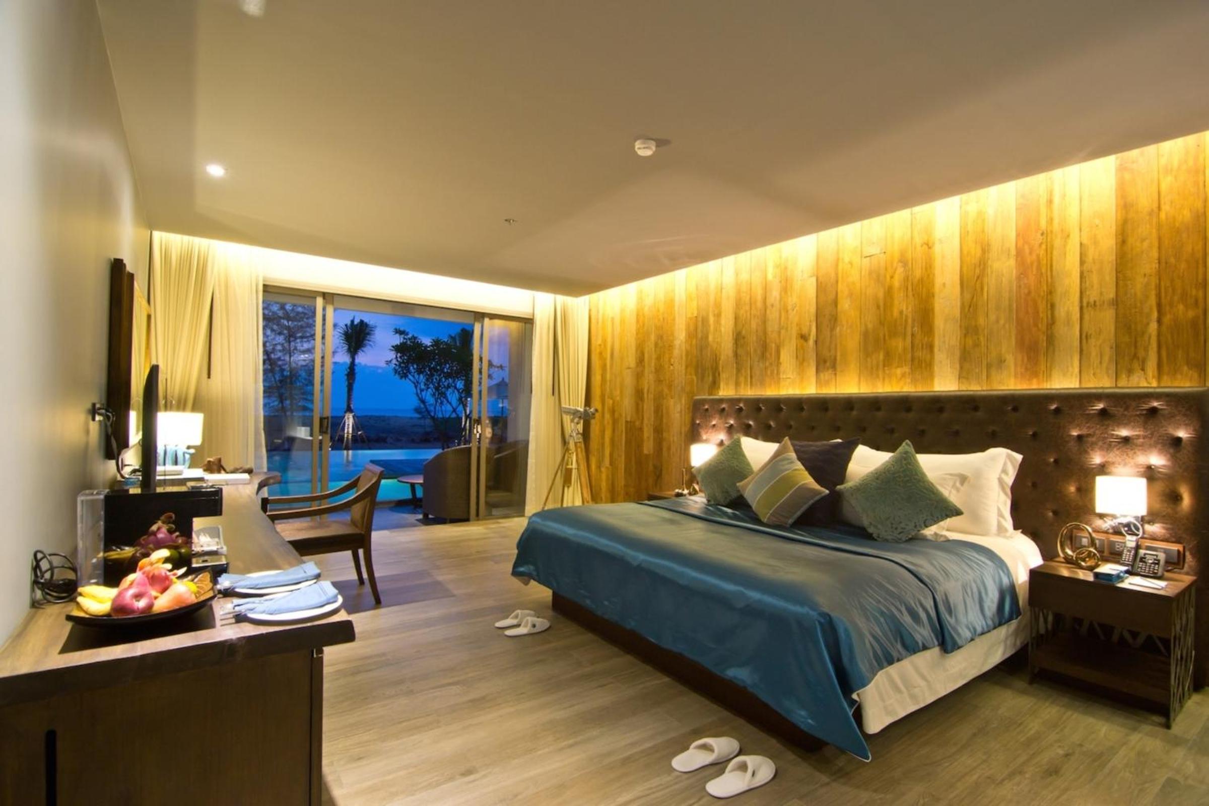 DELUXE, KING BED, POOL ACCESS
