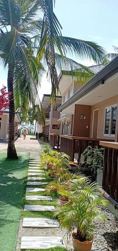 Jellys Haven Resort 30/35