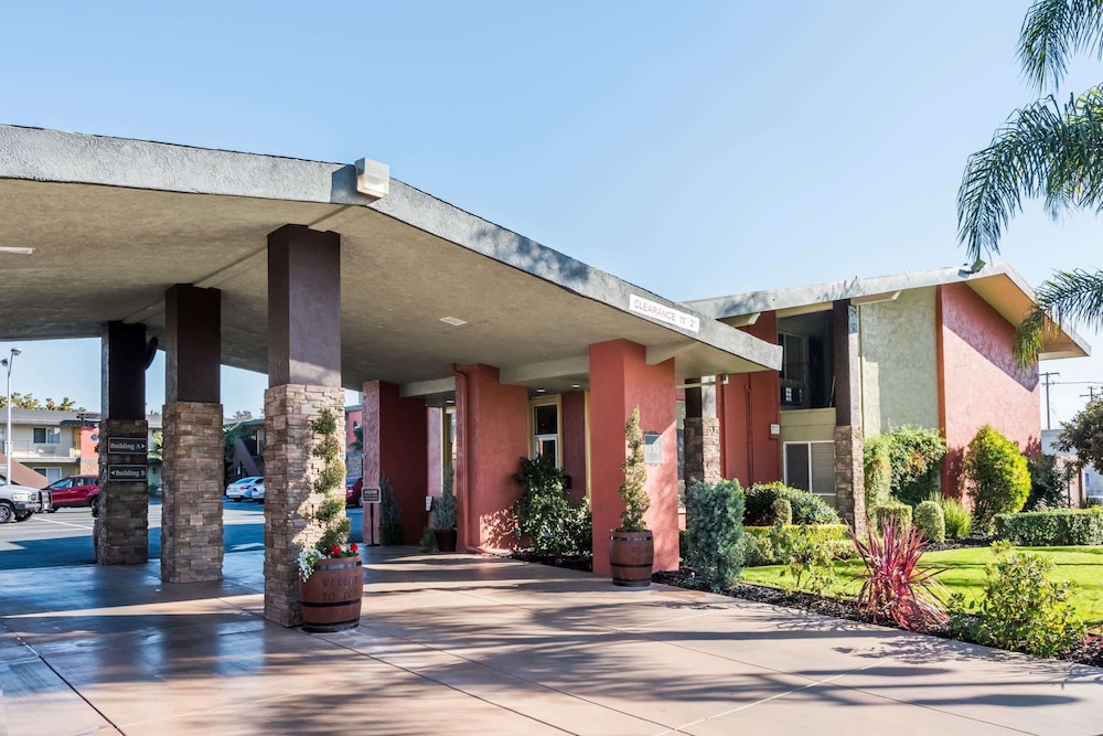 Days Inn & Suites by Wyndham Lodi 1/36
