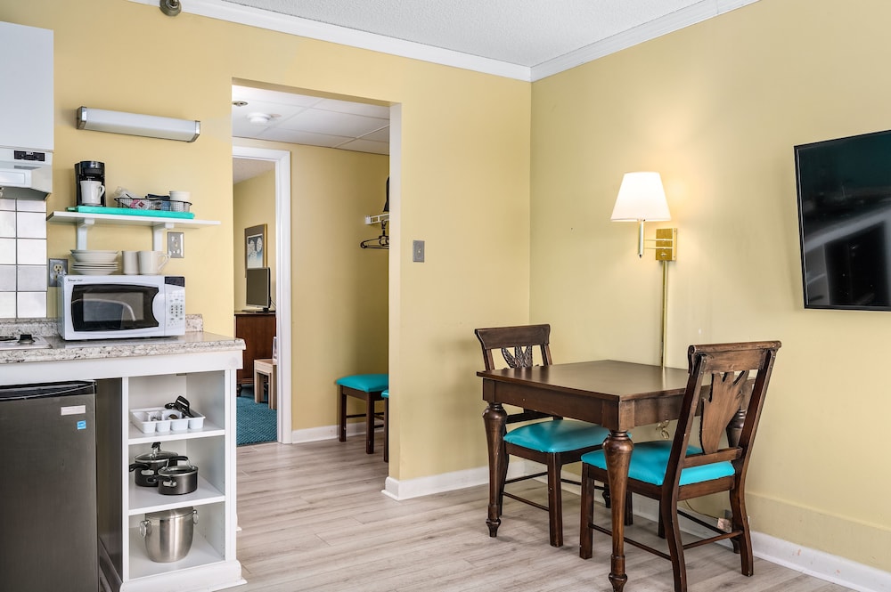 Cayman Suites Hotel 60/80