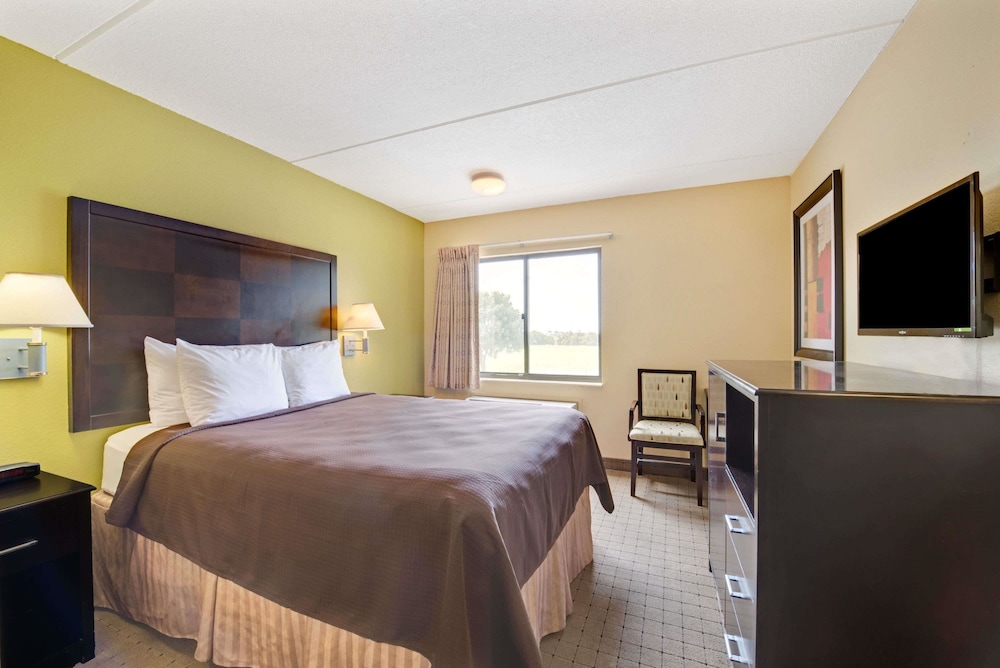 Days Inn & Suites by Wyndham DeSoto 14/44