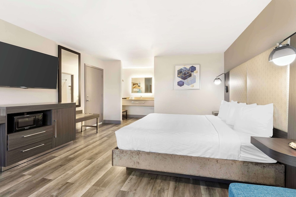 Standard, King Bed, Accessible, Best Western Marina State Beach 4/8