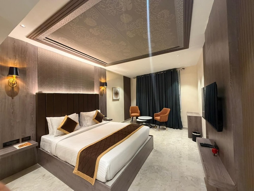 Superior, King Bed, Sky View