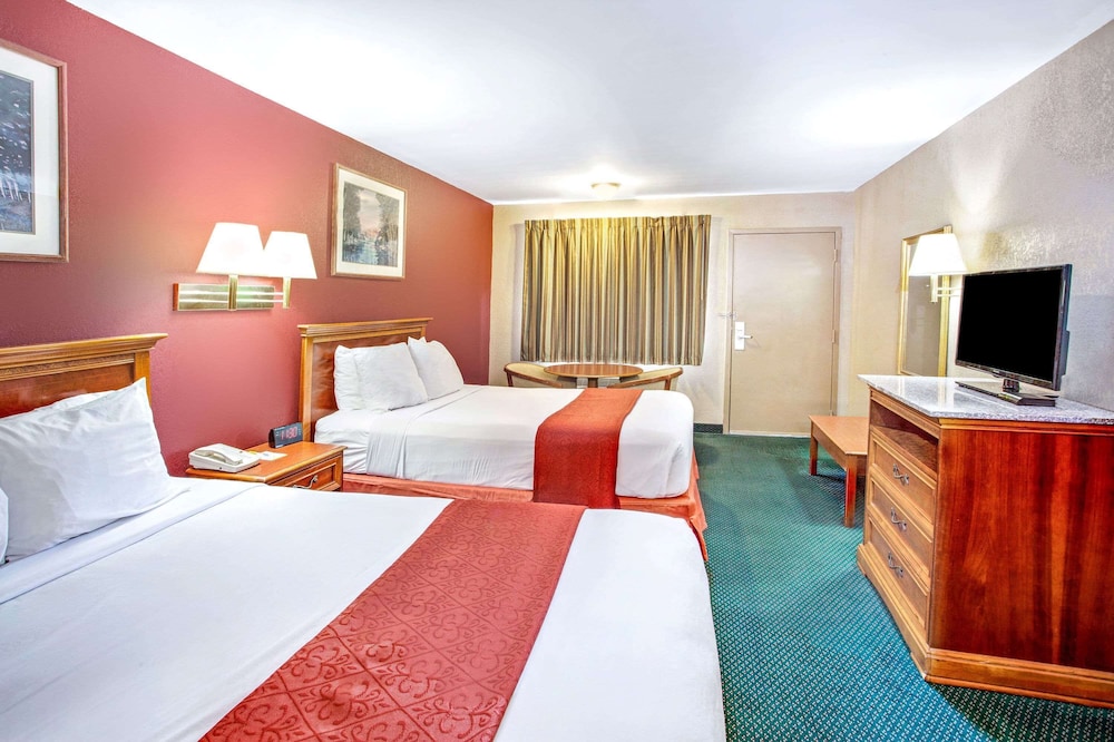 Days Inn By Wyndham Kennesaw 10/23