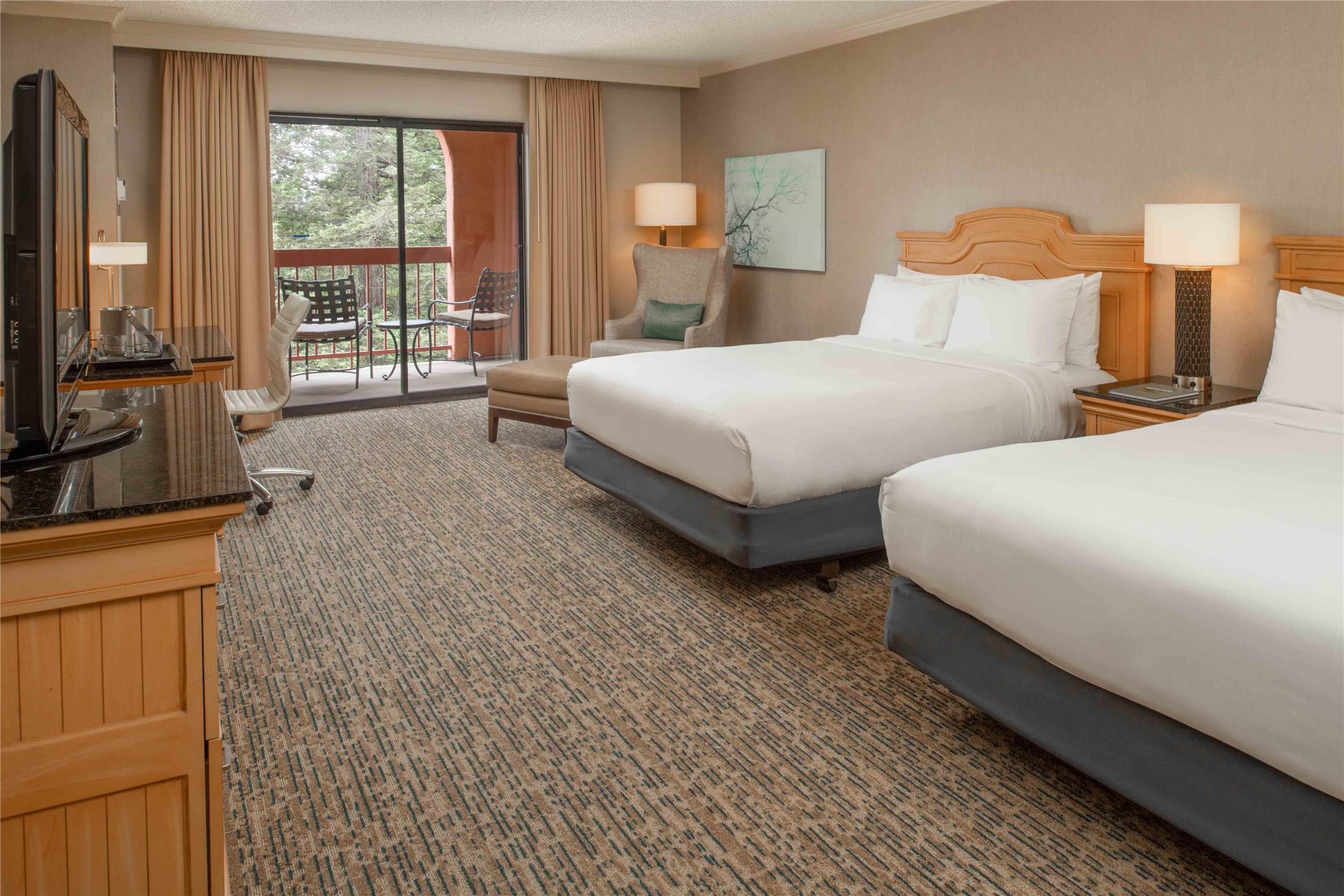 غرفة بسريرين كوين بشرفة بإطلالة، Doubletree By Hilton Sonoma Wine Country 2/3