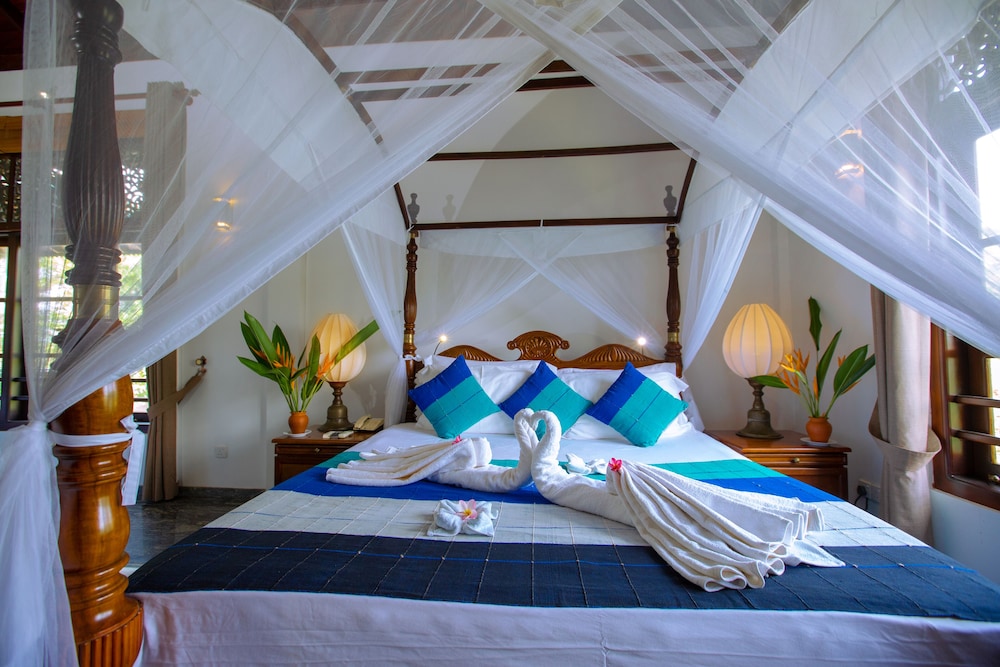 DELUXE, SUITE, DOUBLE OR TWIN BED