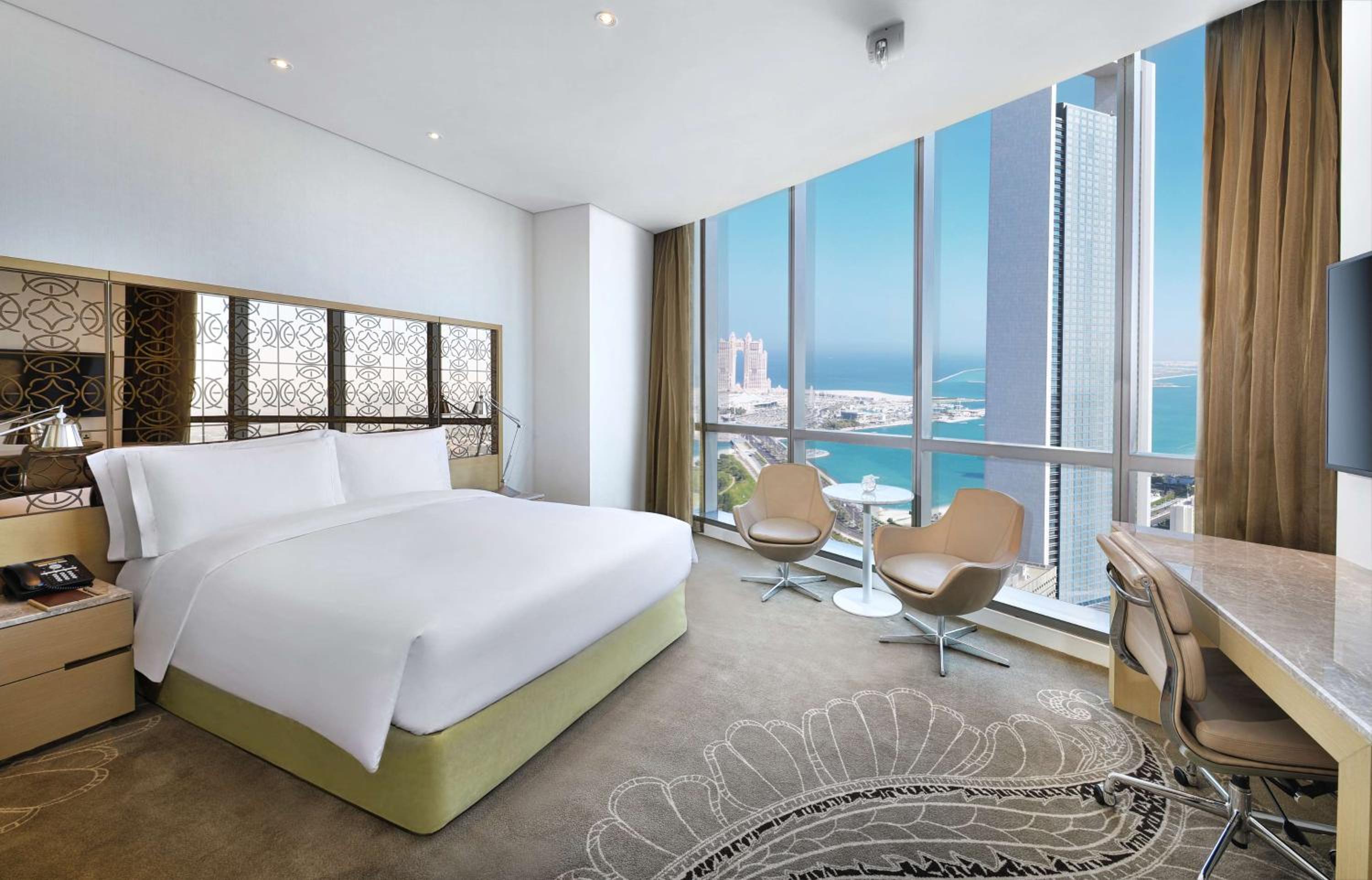 غرفة سوبيريور بسرير كينج وسرير كوين بإطلالة على البحر لذوي الإعاقة