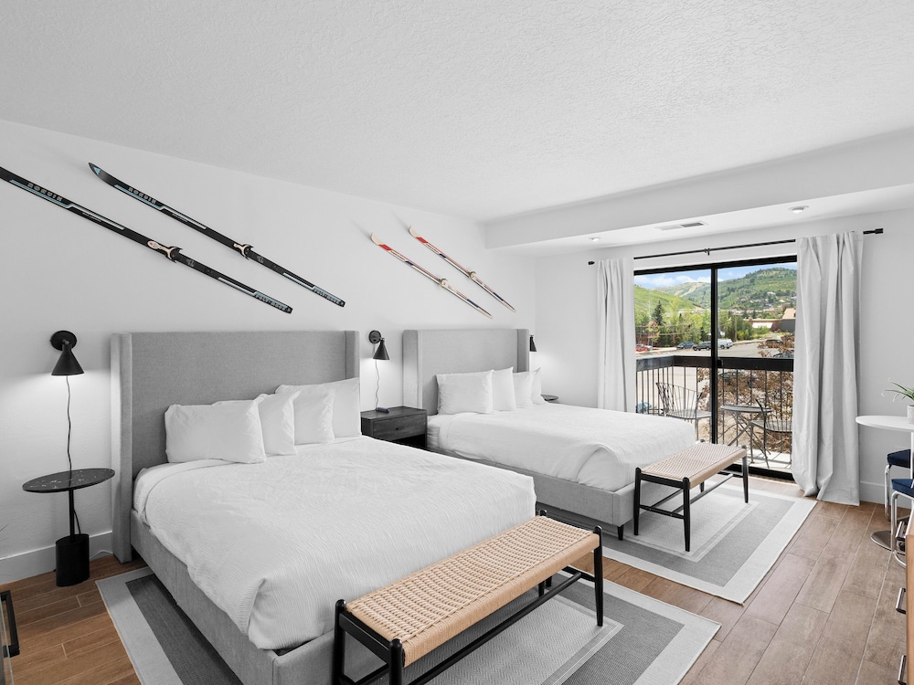 ROOM, DOUBLE BED