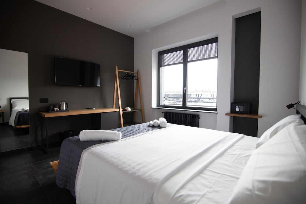 DESIGN, QUEEN BED, CITY VIEW