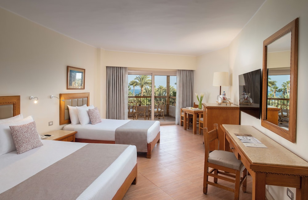 جناح غراند عائلي بسرير كينج وسريرين منفصلين، Fort Arabesque Beach Resort 3/6