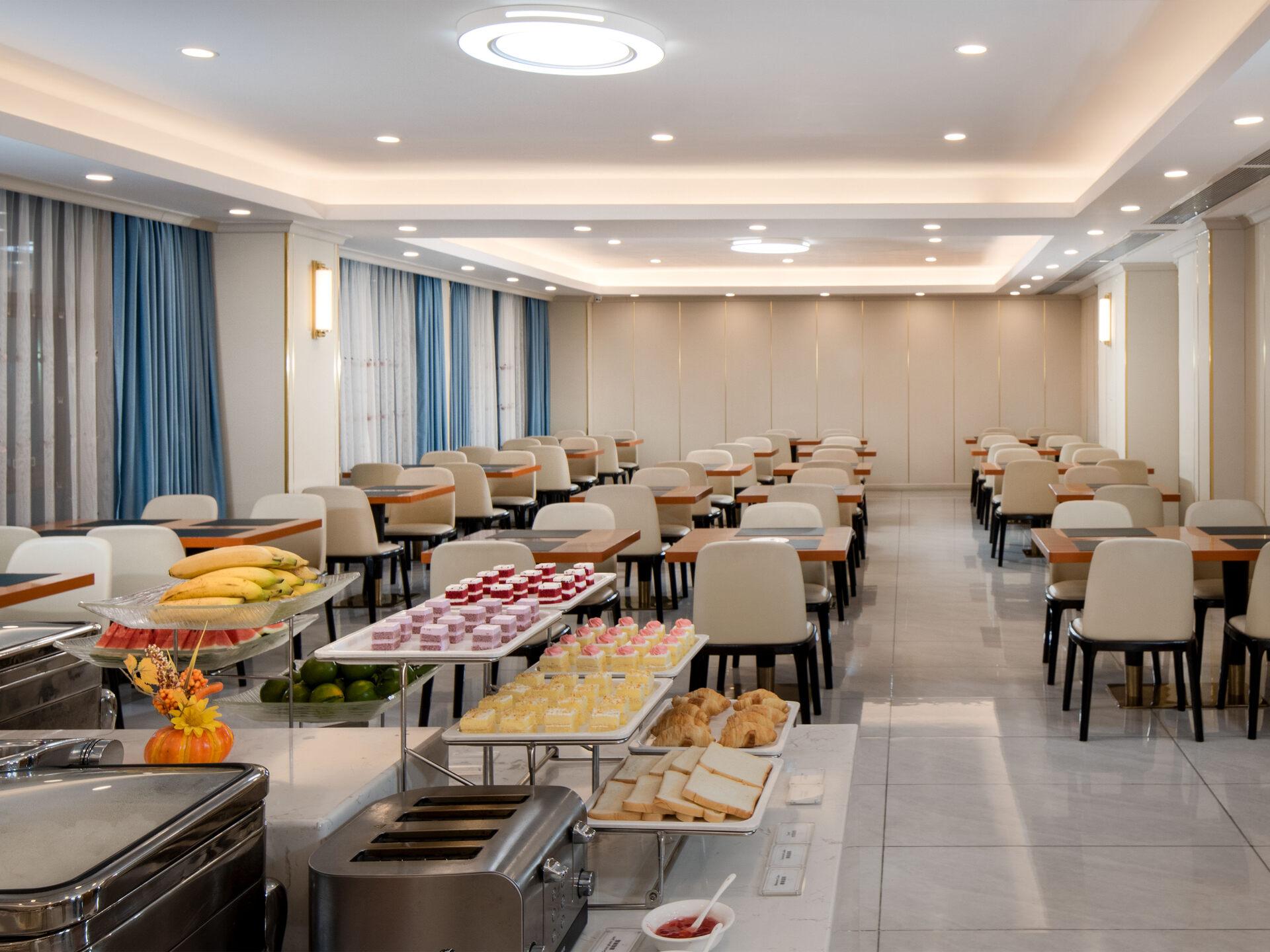 Vienna International Hotel (Maoming High-speed Railway Station) 55/57