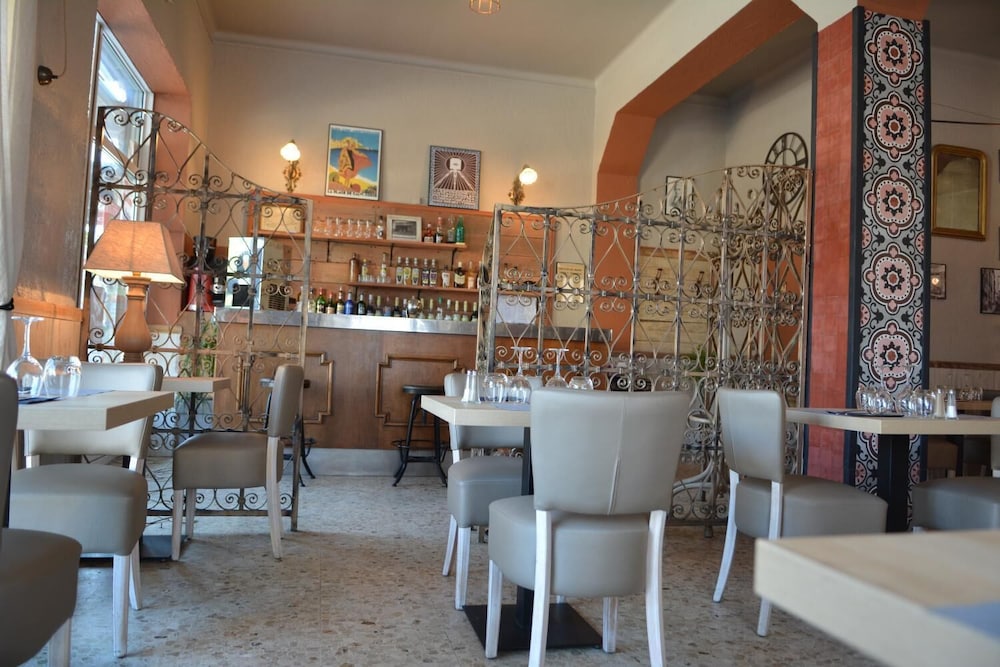 Hotel Le Grillon 19/25