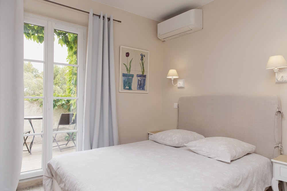 Coq Hotel 12/50