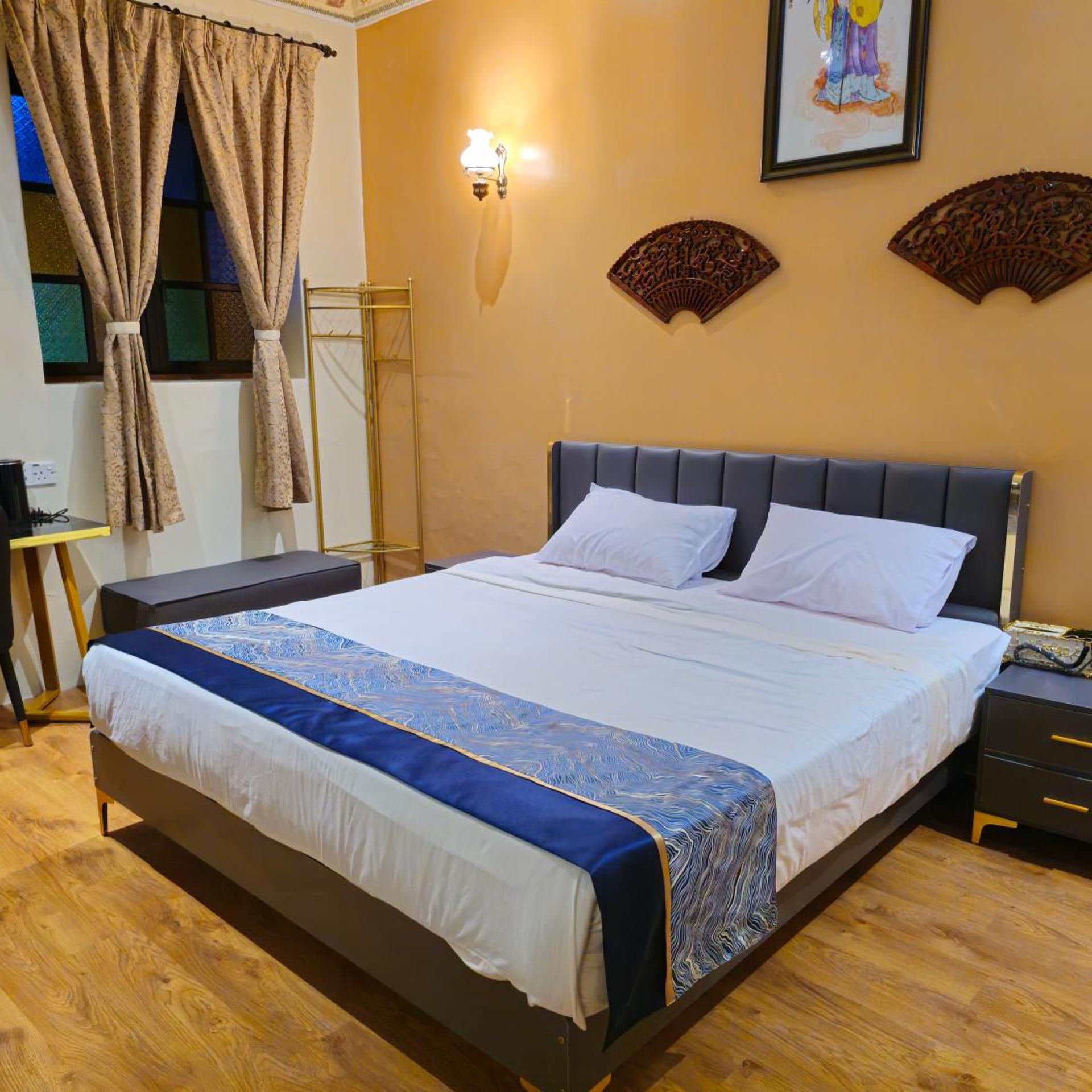 Room, King Bed, No Window