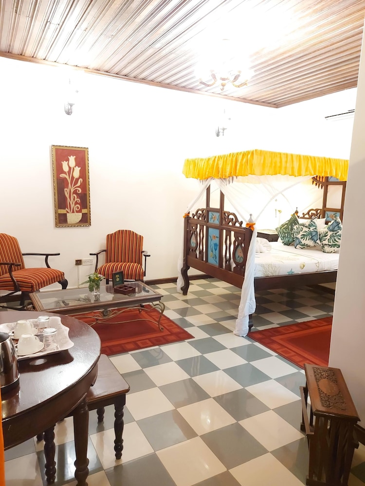 TAUSI PALACE HOTEL 83/90