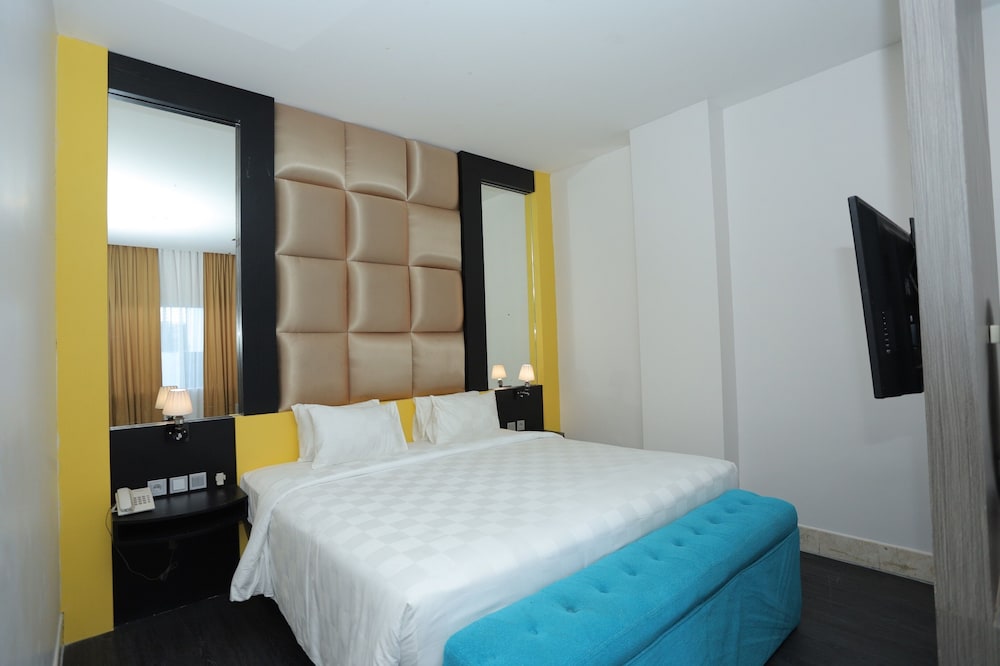 Swiss-Belcourt Makassar 20/36