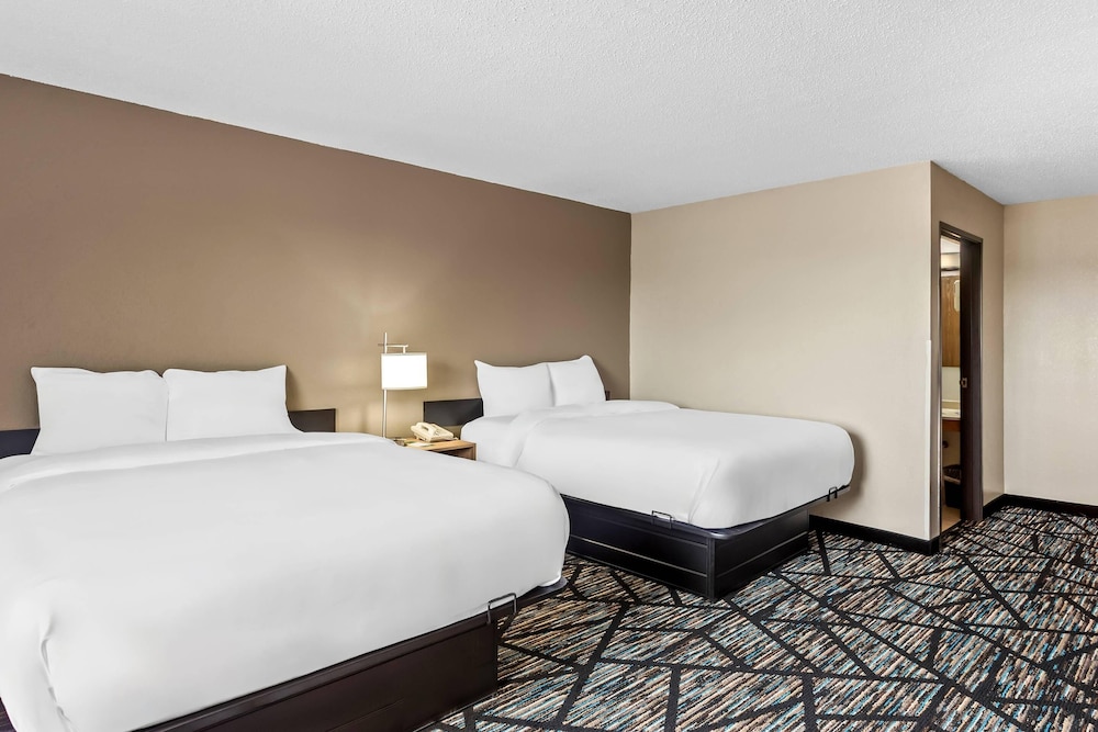 Standard, 2 Double Beds, Quality Inn & Suites Howe - Sturgis 3/4