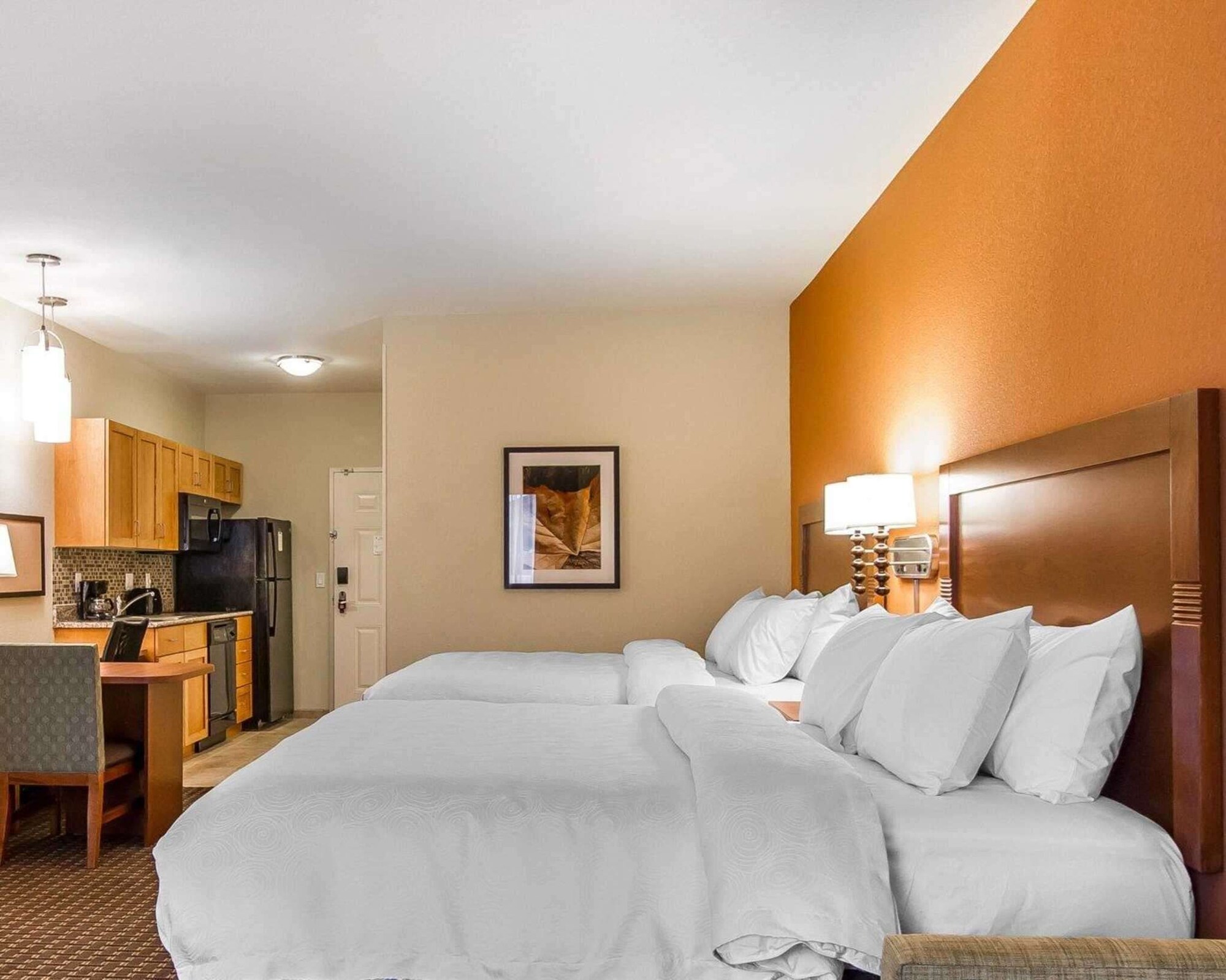 Efficiency, 2 Queen Beds, Sofa