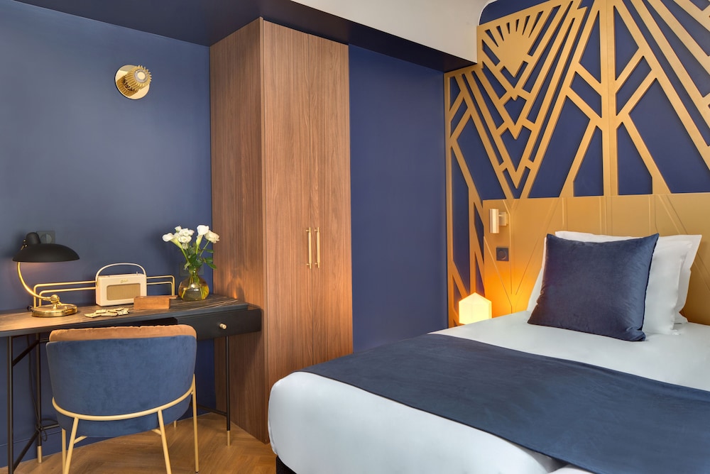 DELUXE, DOUBLE OR TWIN BED