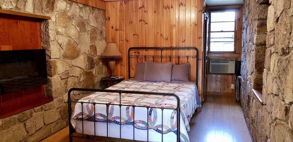 Marshall's Creek Rest Motel 26/71