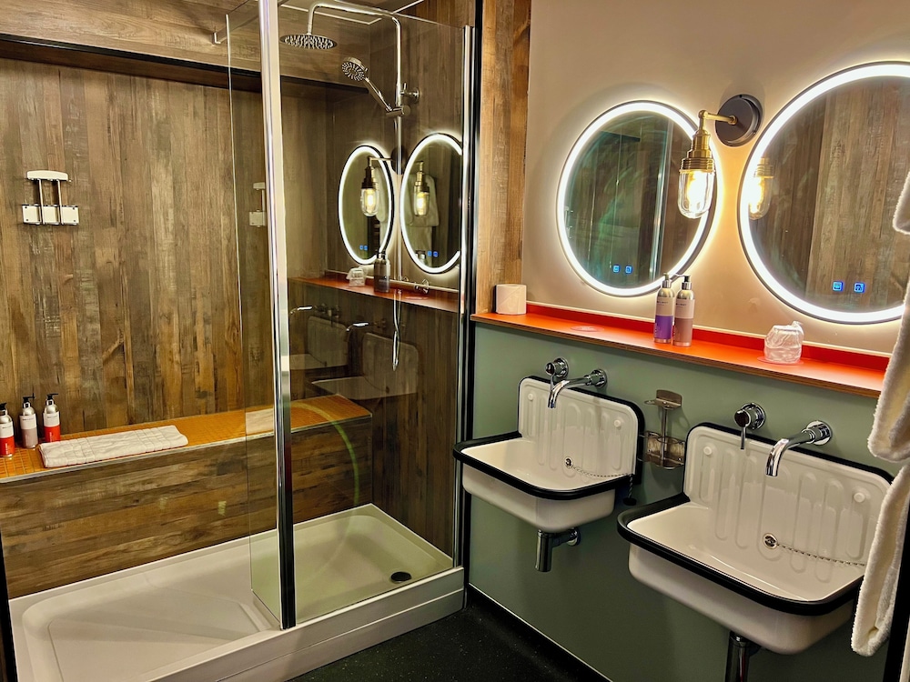 Bike & Boot Inns Peak District - Leisure Hotels for Now 20/22