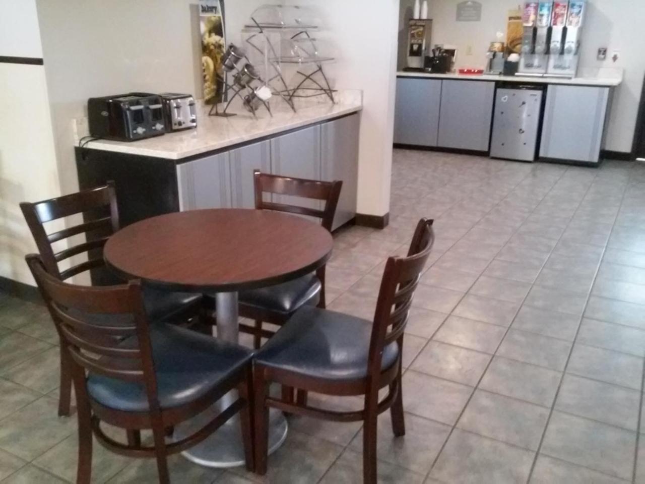 Microtel Inn & Suites by Wyndham Manistee 27/50