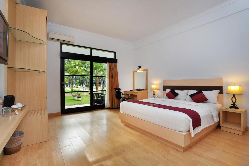 DELUXE ROOM
