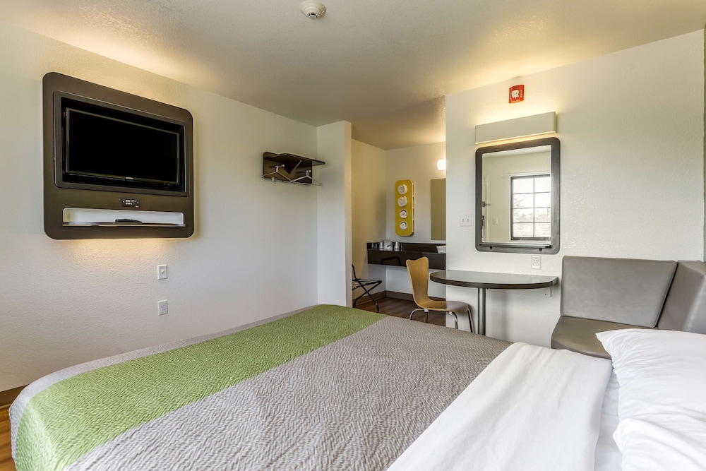DELUXE, QUEEN BED