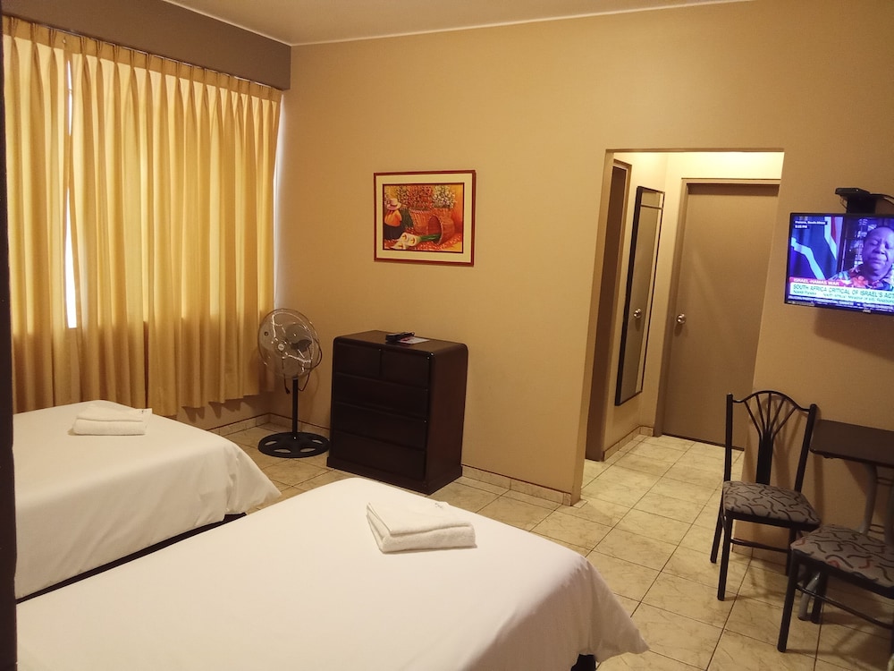 ROOM, TWIN BEDS