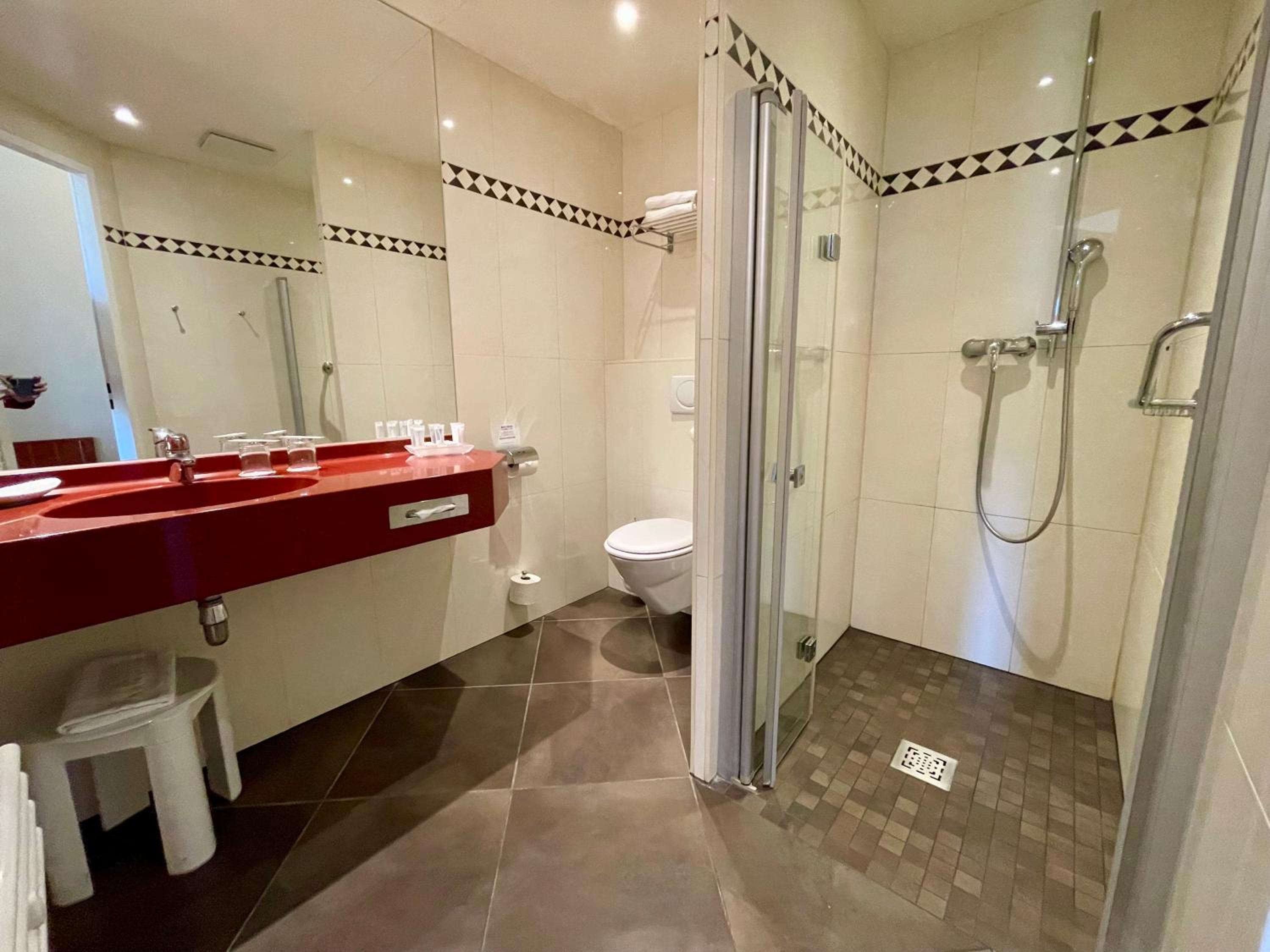 Room, Double Bed, Lateral Side Sea View، Morada Strandhotel Ostseebad Kuhlungsborn 2/2